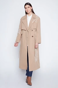 Le trench ceinturé double boutonnage