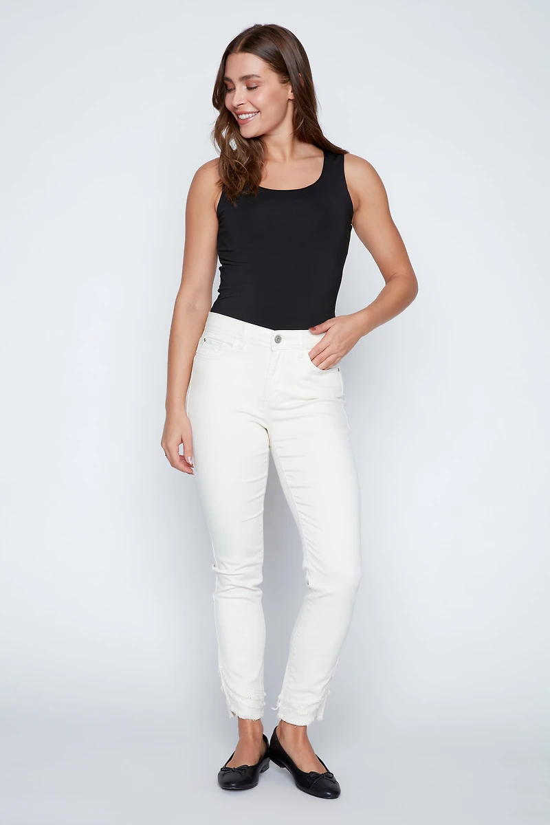 Le pantalon à ourlet effiloché