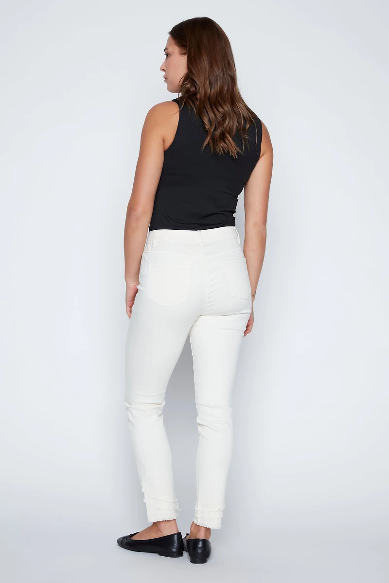 Le pantalon à ourlet effiloché