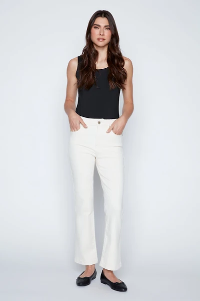 Le pantalon en sergé à jambes semi-évasées