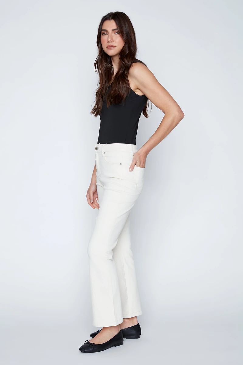 Le pantalon en sergé à jambes semi-évasées