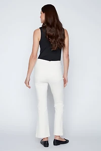 Le pantalon en sergé à jambes semi-évasées