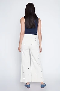 Le jean à jambes larges brodé de cœurs