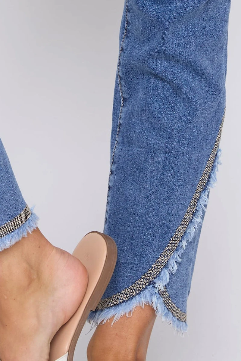 Le jean à jambe étroite ourlet tulipe