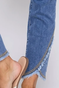 Le jean à jambe étroite ourlet tulipe