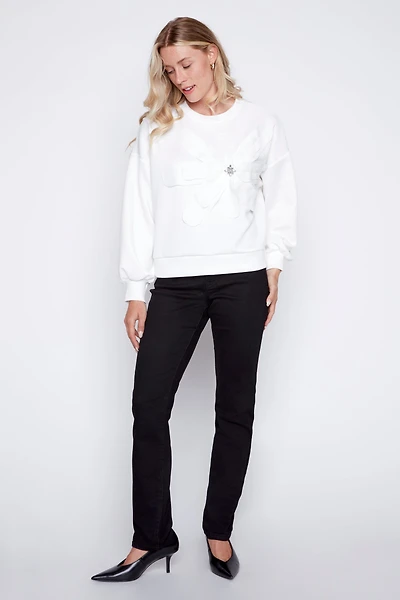 Le pull fleuri avec appliques diamantées
