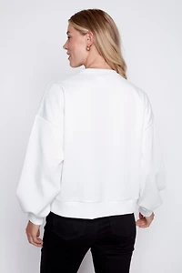 Le pull fleuri avec appliques diamantées