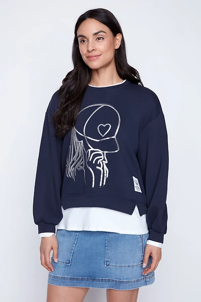 Le haut à motif fille avec casquette