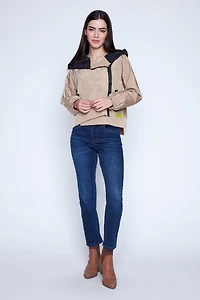 L'imperméable à fermeture éclair décentrée