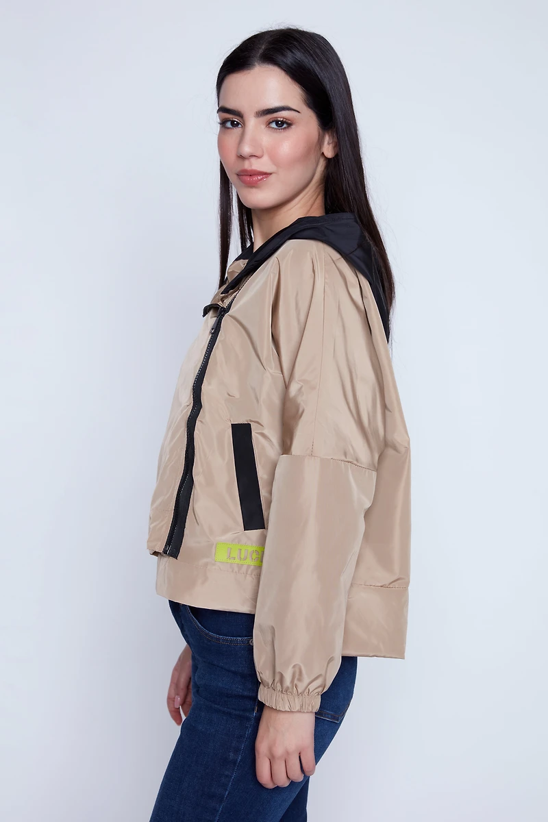 L'imperméable à fermeture éclair décentrée