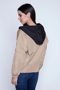 L'imperméable à fermeture éclair décentrée