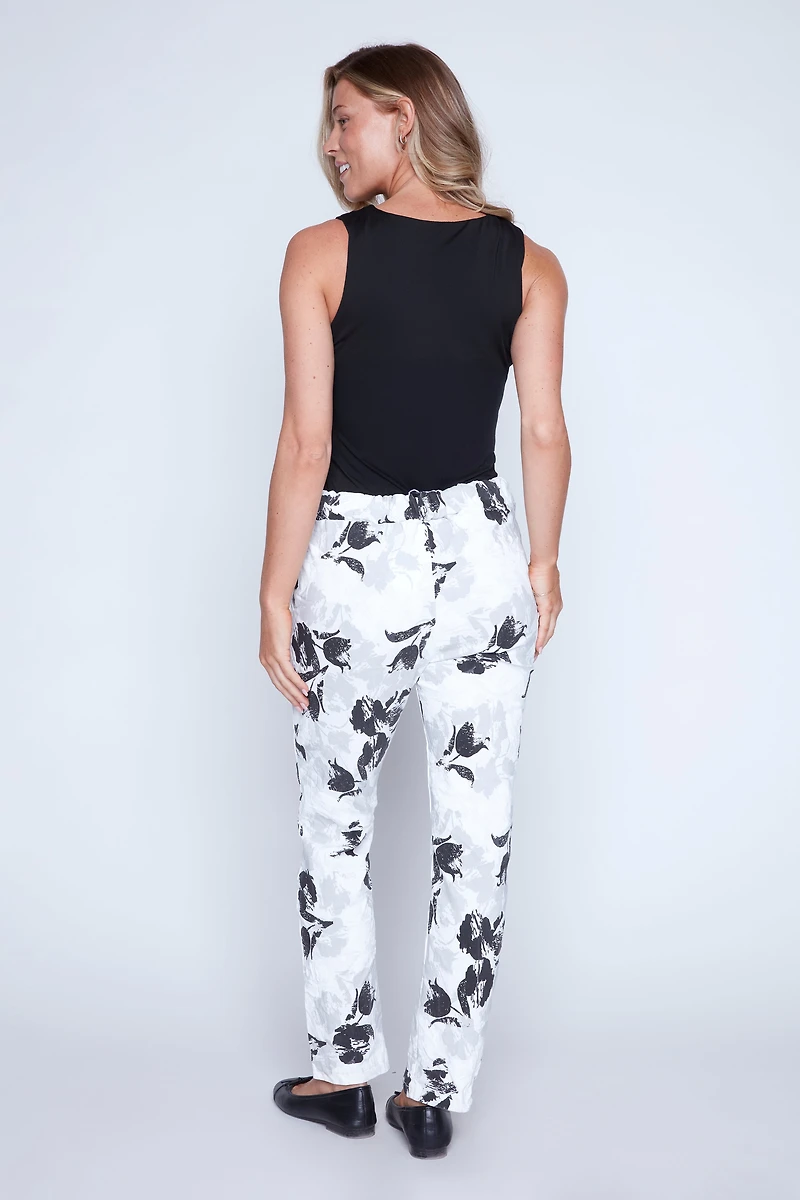 Le pantalon froissé à imprimé floral monochrome