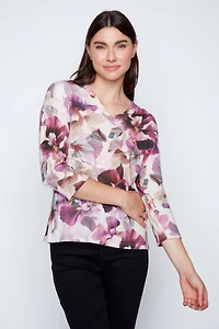 Le haut en tricot à motif fleuri