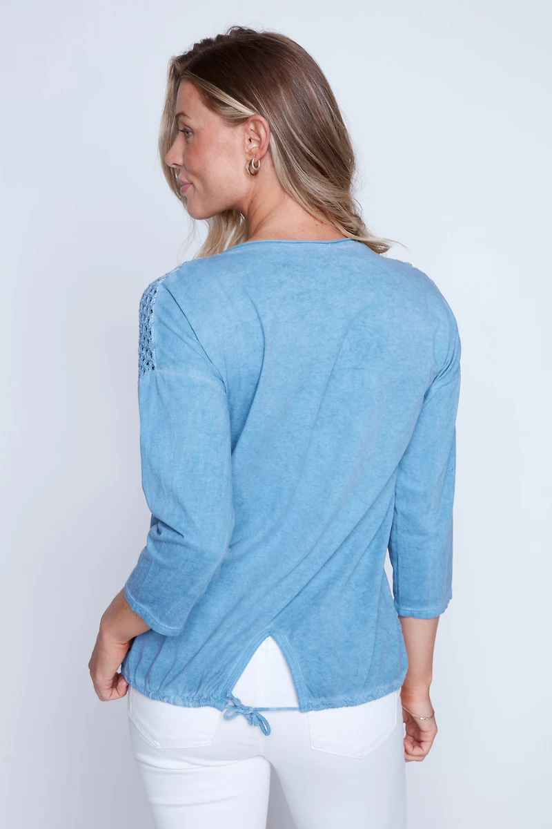 Le haut à bordure en crochet