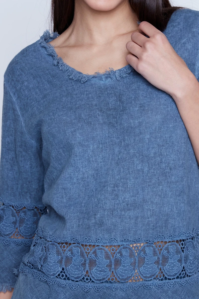 La tunique avec détail de dentelle et franges