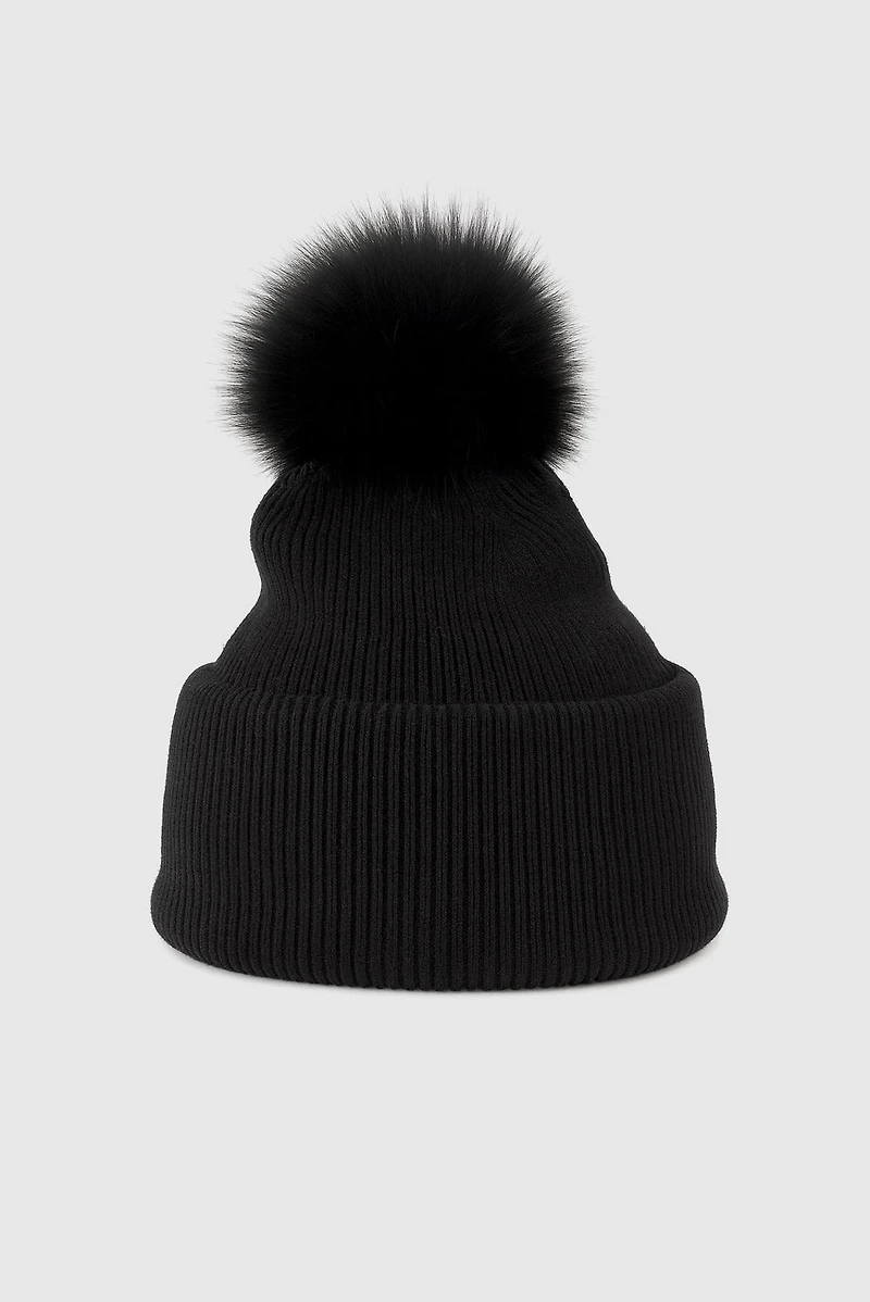 Le chapeau tricoté à pompon en fourrure