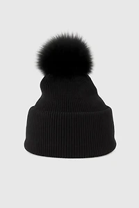 Le chapeau tricoté à pompon en fourrure