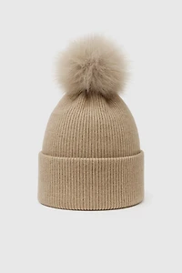 Le chapeau tricoté à pompon en fourrure