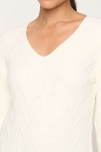 Le pull en tricot torsadé texturé