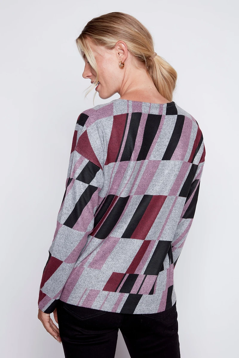 Le haut en tricot à imprimé abstrait