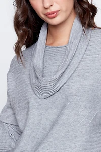 Le pull rayé avec écharpe amovible