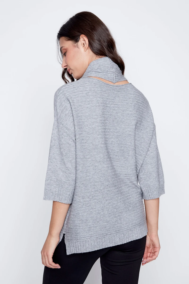 Le pull rayé avec écharpe amovible