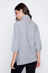 Le pull rayé avec écharpe amovible