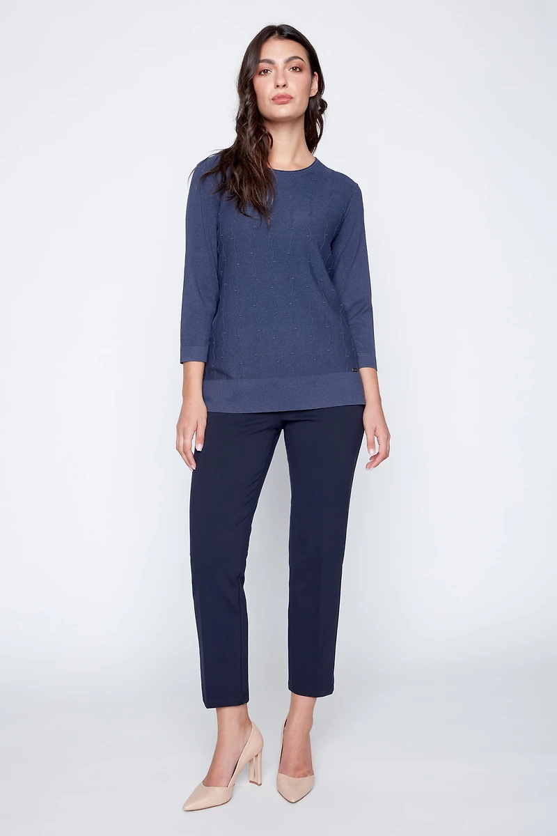 le pull uni avec détails surpiqués sur devant