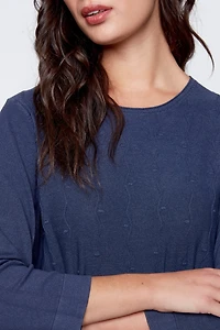 le pull uni avec détails surpiqués sur devant