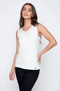 Le pull en maille orné