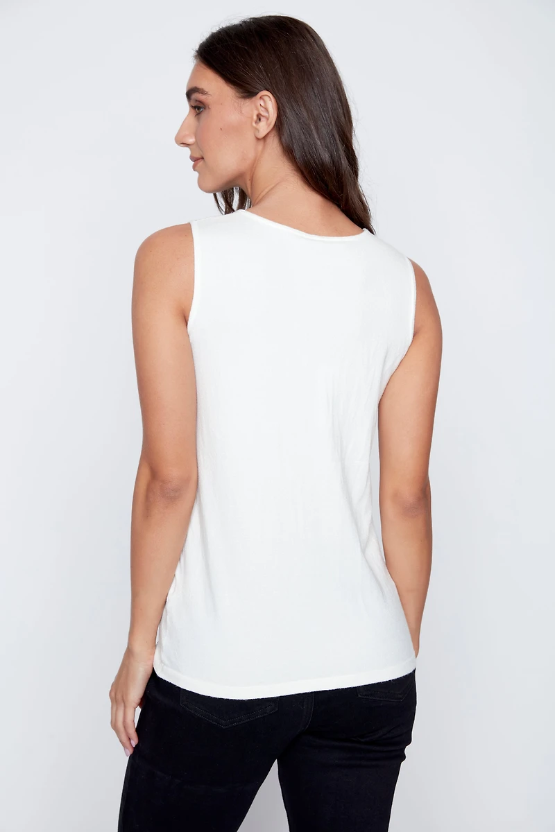 Le pull en maille orné