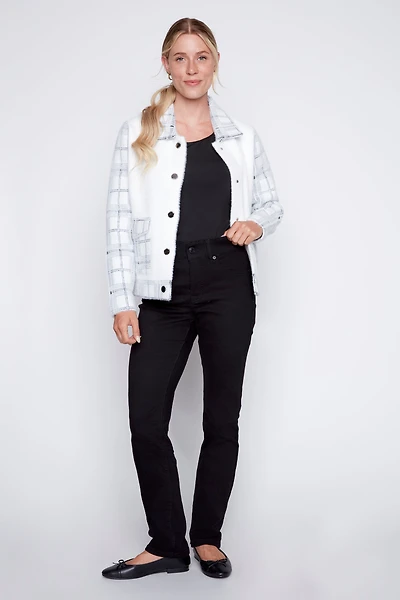 La veste en tricot à carreaux et cils