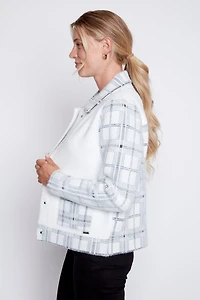 La veste en tricot à carreaux et cils