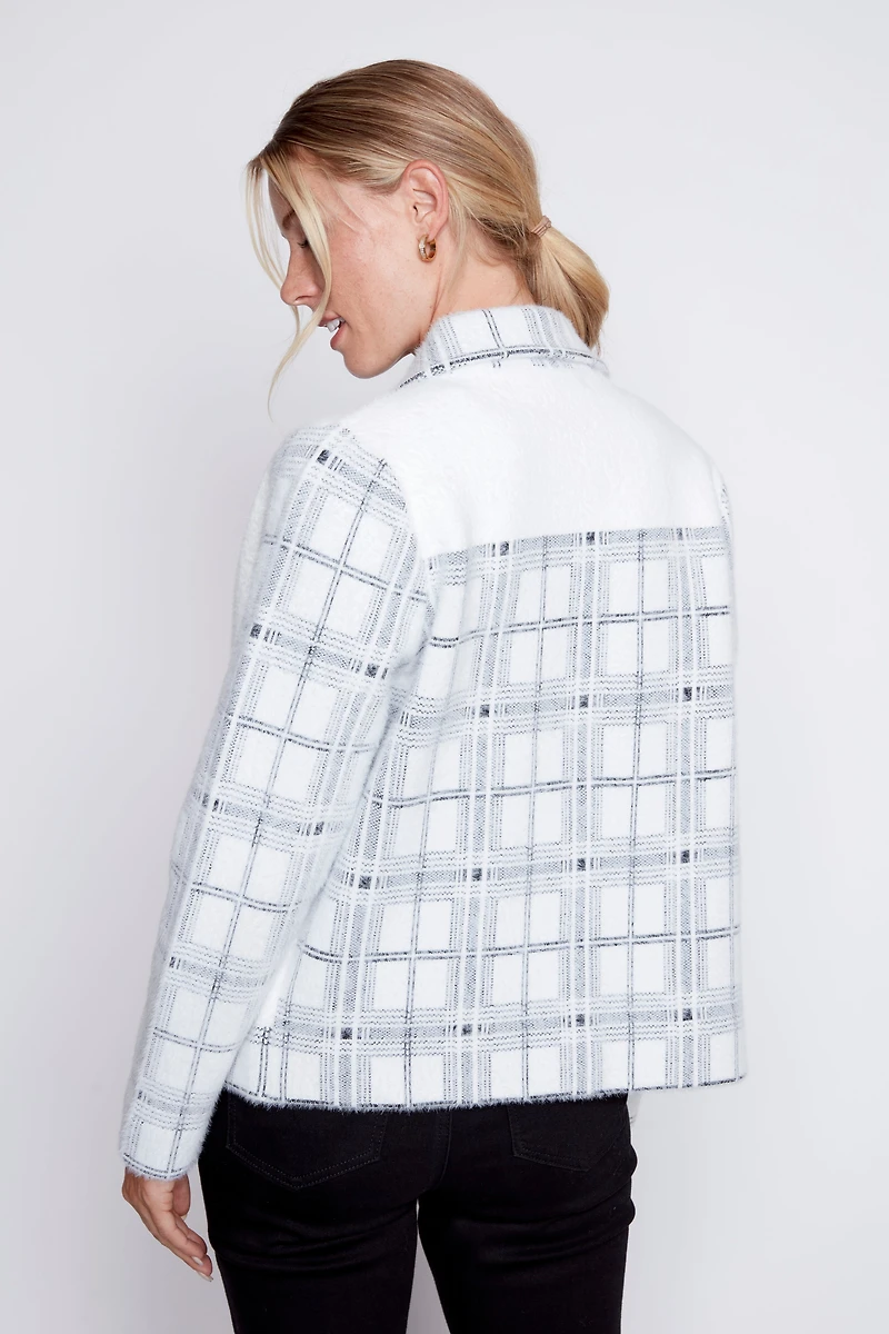 La veste en tricot à carreaux et cils