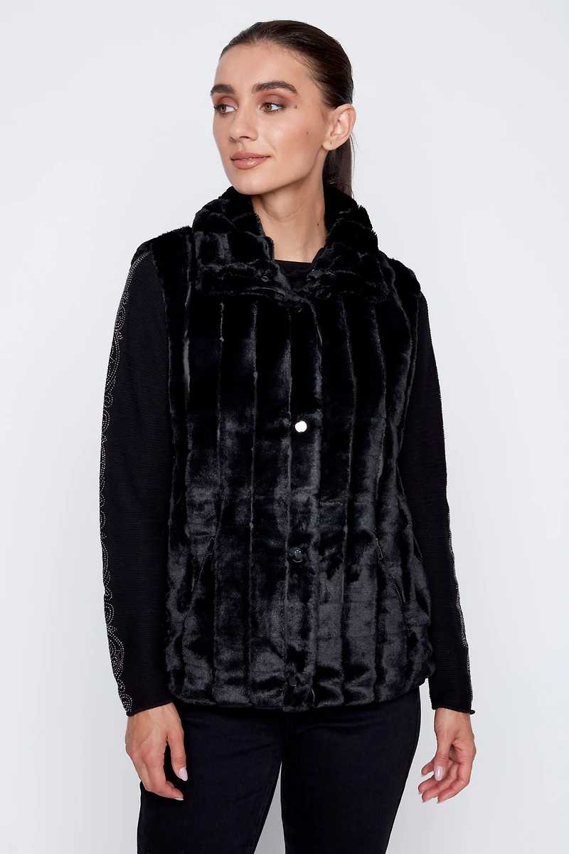 Le gilet en fausse fourrure à motif carré