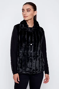 Le gilet en fausse fourrure à motif carré