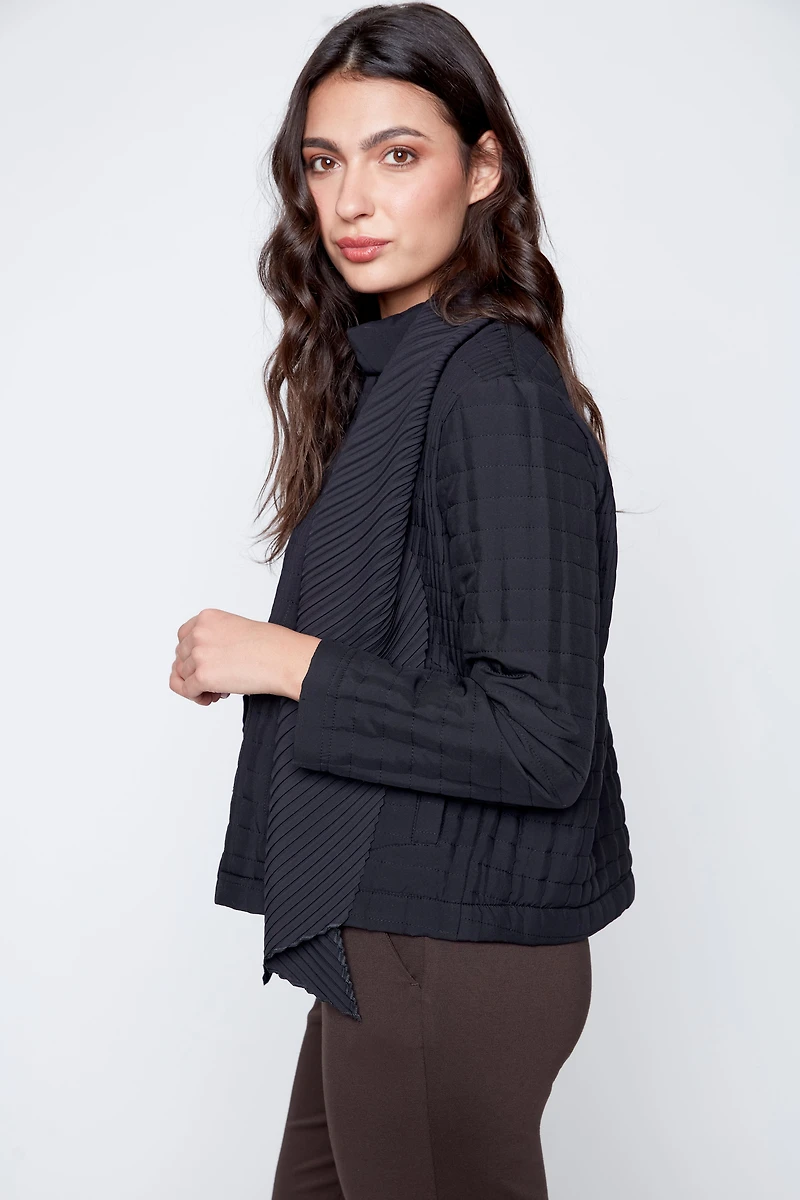 La veste plissée avec écharpe