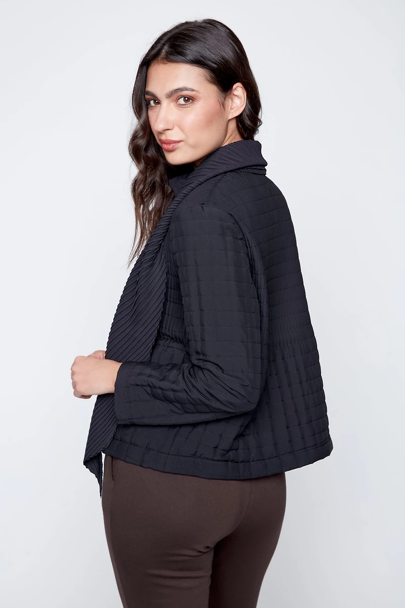 La veste plissée avec écharpe
