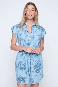 La robe en coton à fleurs avec ceinture