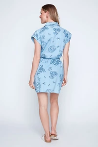 La robe en coton à fleurs avec ceinture