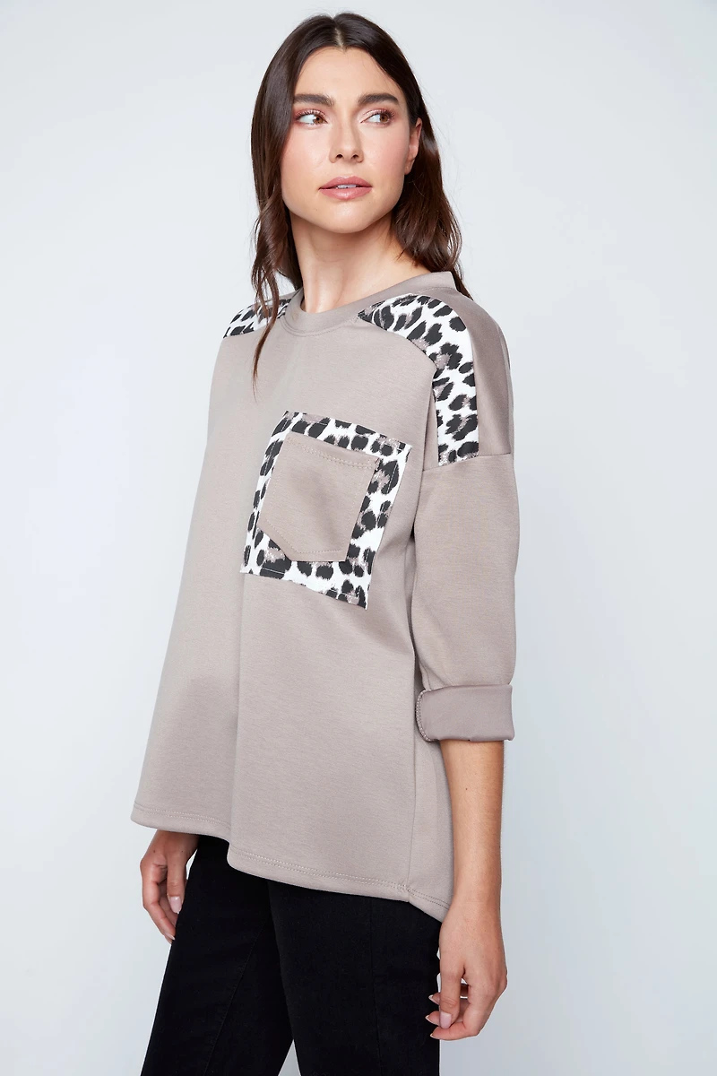 Le pull taupe à imprimé animal