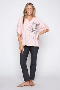 La blouse à fleurs ornée de pierres scintillantes