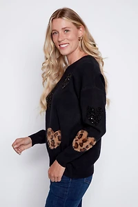 Le pull à motif cœurs animaux et paillettes