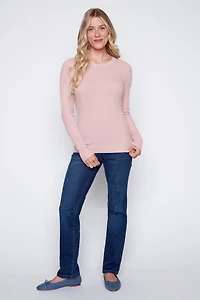Le pull uni à mailles horizontales