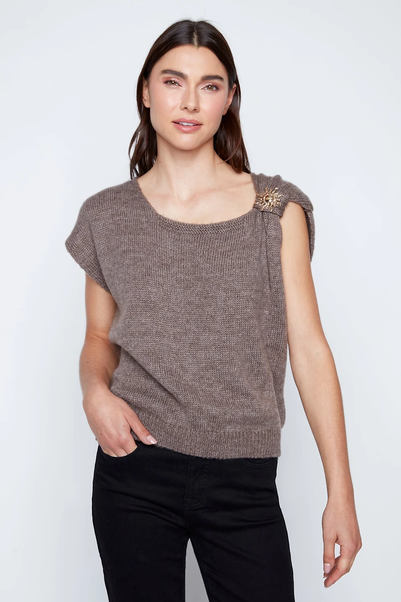 Short sleeve knit sweater with broach