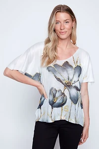 Le pull léger à gros imprimé floral