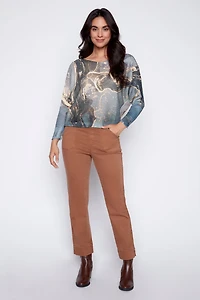 Le pull à imprimé abstrait avec détails en feuille
