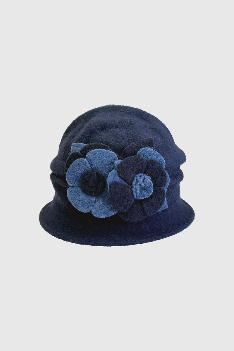 Le chapeau à fleurs bicolores