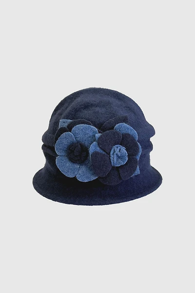 Le chapeau à fleurs bicolores