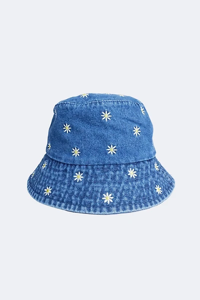 Le chapeau bob brodé de marguerites